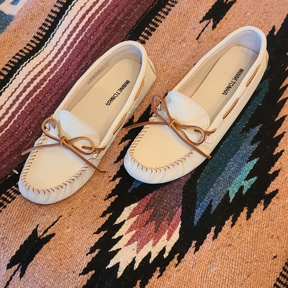 Minnetonka Women's Cream Driving Moccasins Size 10